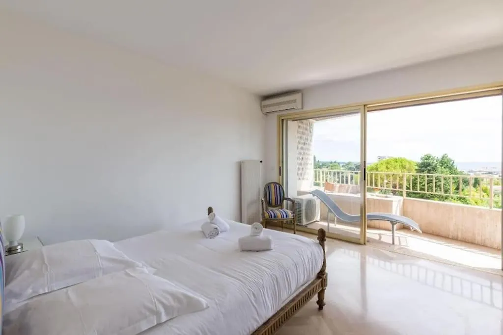 Superbe 3 Pieces Avec Piscine Et Tennis Cannes Frankrijk